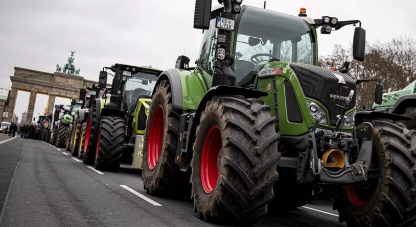 Тысячи фермеров на тракторах устроили новый масштабный протест в Берлине