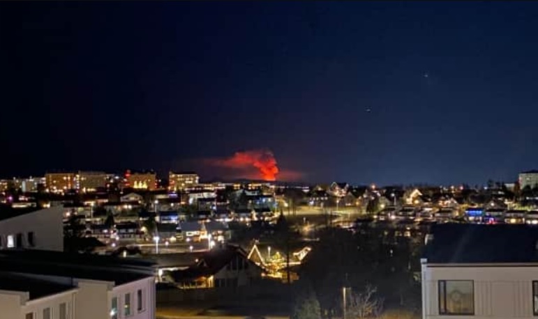Извержение вулкана в городе в Исландии: от лавы загорелись жилые дома, появились фото пожара