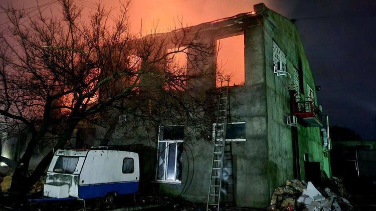 Трое погибших: в Одессе после атаки дрона РФ возник пожар на предприятии