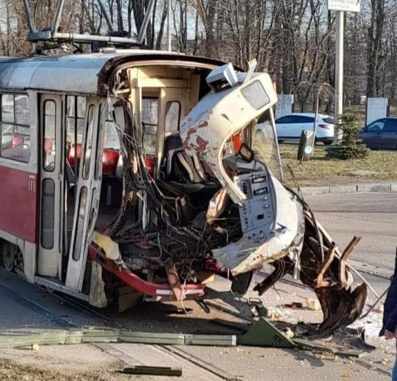 На Соломенке в Киеве грузовик врезался в трамвай: общественный транспорт в этом районе временно остановлен