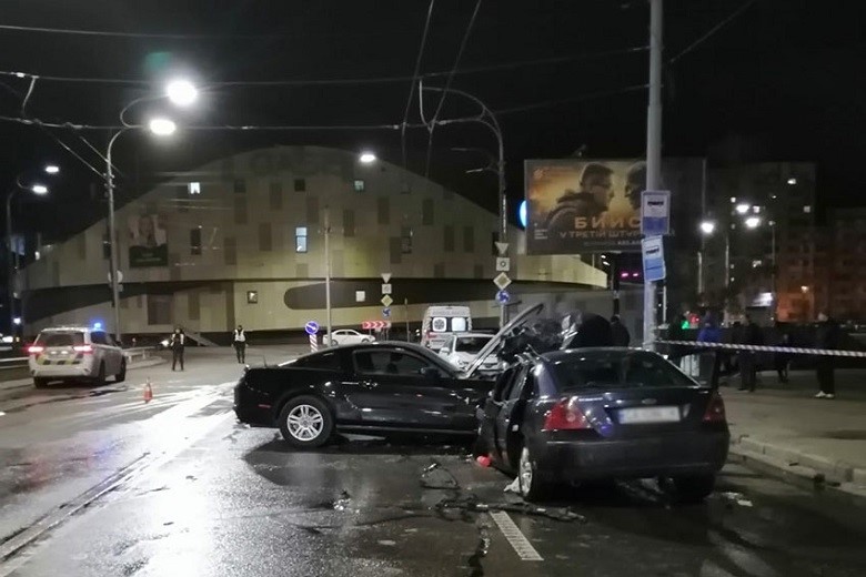Водитель Ford Mustang выехал на &#171;встречку&#187;: в Киеве &#8212; ДТП, где пострадали пять человек, среди них ребенок