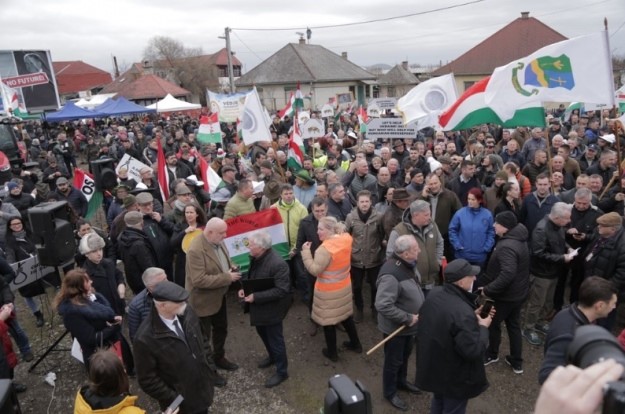 Венгерские фермеры заблокировали движение сельхозтранспорта и фур на ПП &#171;Захонь&#187; на украинской границе