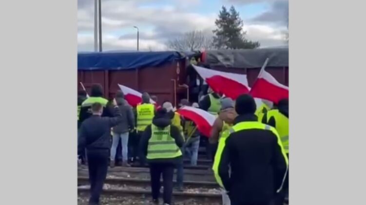Польские фермеры начали блокировать идущие из Украины товарные поезда &#8212; соцсети
