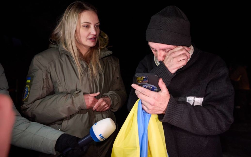Как в Украине освобожденным из плена и семьям пленных получить государственную денежную помощь: алгоритм действий и образец заявления