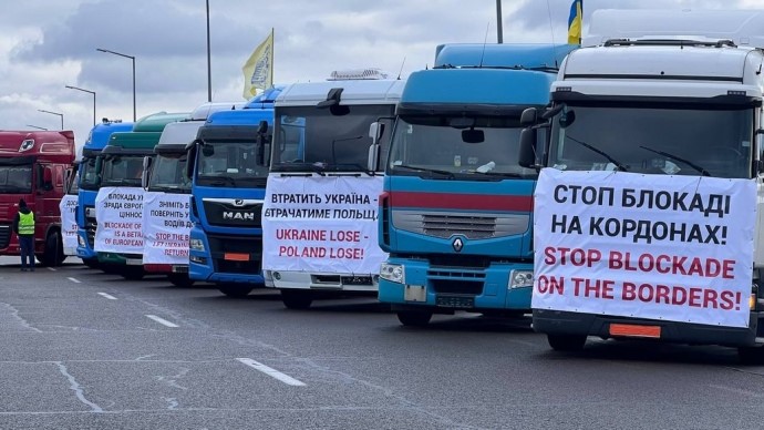 Украинские перевозчики сообщили о приостановке блокировки границы со своей стороны для польских перевозчиков &#8212; СМИ
