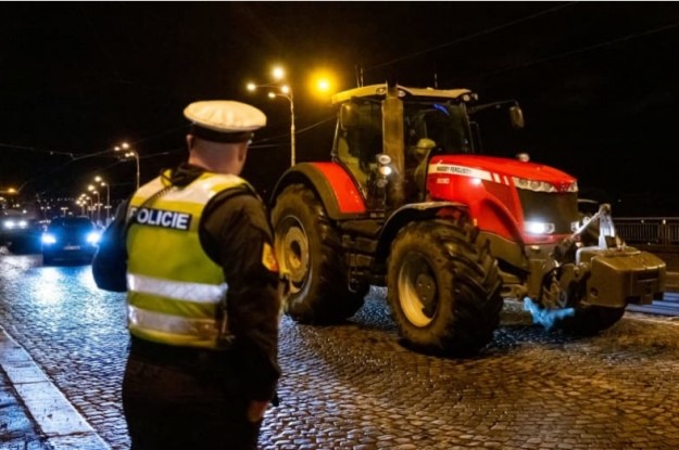 Чешские фермеры протестуют в Праге на 500 тракторах и грузовиках