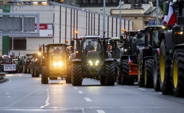 Чешские фермеры на тракторах перекрыли движение в Праге