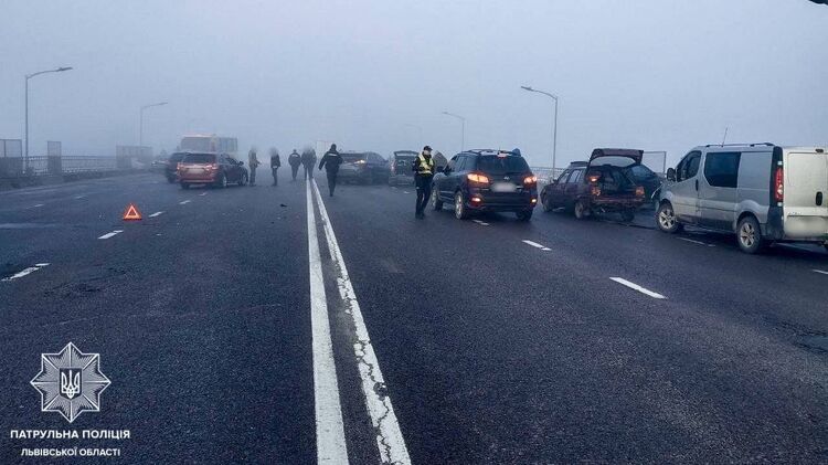 Разбиты более 20 авто: во Львове произошло 3 ДТП на мосту