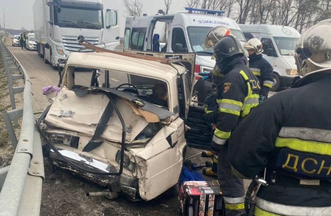 Погиб водитель &#171;ВАЗ&#187;, 74-летняя женщина в больнице: на трассе Киев-Одесса &#8212; ДТП с двумя авто