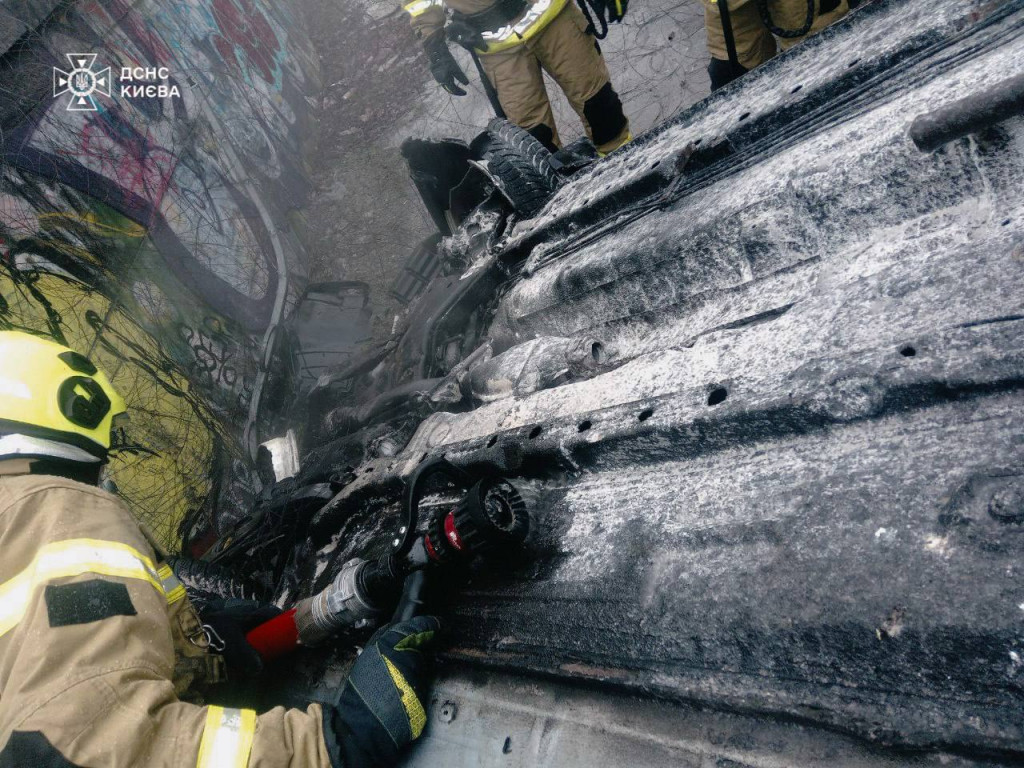 В Киеве на Подоле автомобиль вынесло с дороги, он загорелся с водителем внутри