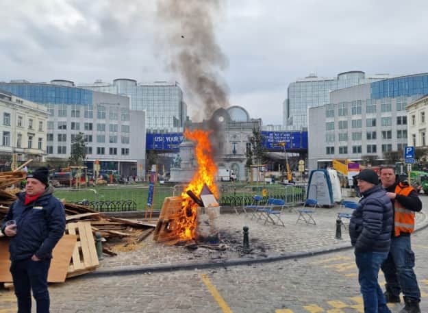 Фермеры разожгли костер возле Европейского парламента: из-за акции протеста может задерживаться транспорт