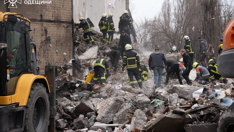 Атака РФ: в Одессе нашли пятого погибшего под завалами дома, разрушенного дроном