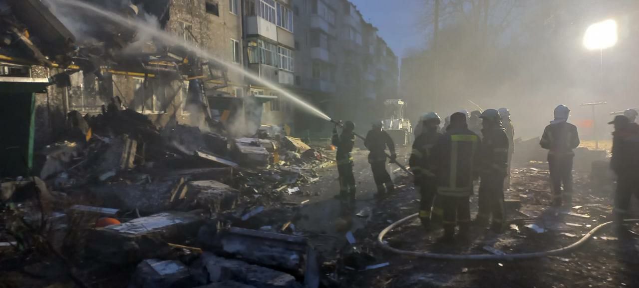 В Сумах &#171;Шахед&#187; попал в многоэтажку, есть погибшие