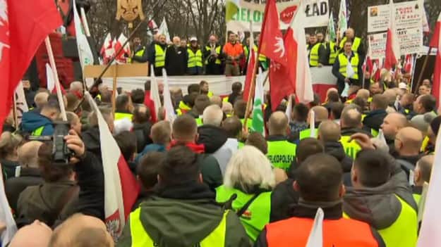 К Варшаве невозможно подъехать, дороги и транспорт заблокированы: польские фермеры проводят акцию протеста