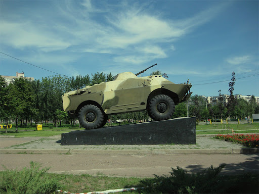 В Киеве демонтируют советскую БРДМ в парке Воинам-интернационалистам и передадут ее на фронт