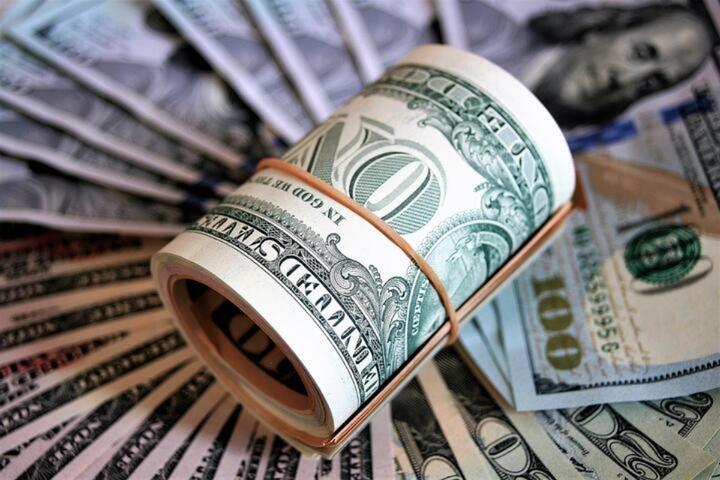В апреле НБУ увеличил на 28% продажу валюты из резервов для поддержки курса гривны