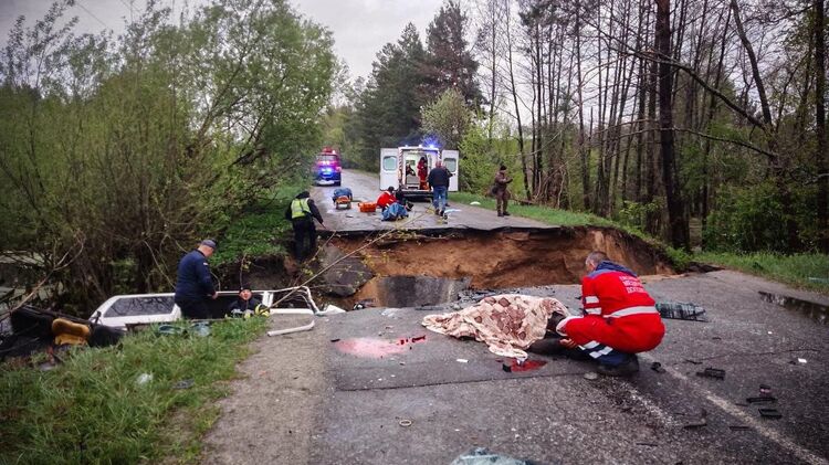 Под Киевом микроавтобус провалился под землю: 2 человека погибли, 7 в тяжелом состоянии