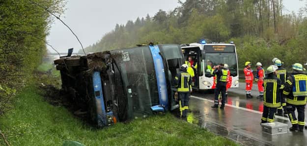 Не менее 30 пострадавших: в Германии на дороге разбился автобус со школьниками, ехавшими в Англию