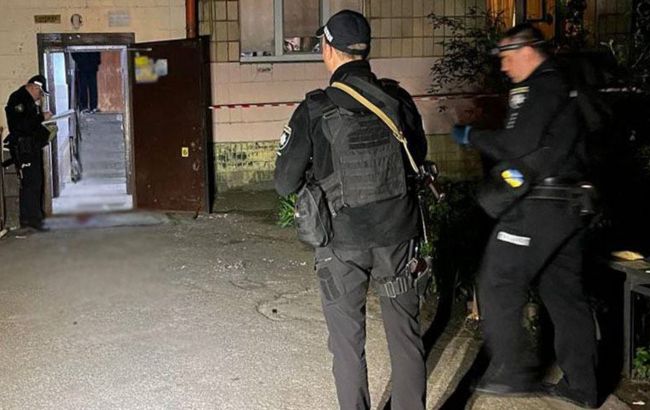 Возле многоэтажки в Киеве ночью прогремел взрыв: ранены двое мужчин