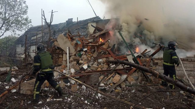 Не менее пятерых раненых, разрушены дома, произошел пожар: РФ ударила ракетами по Одессе и области