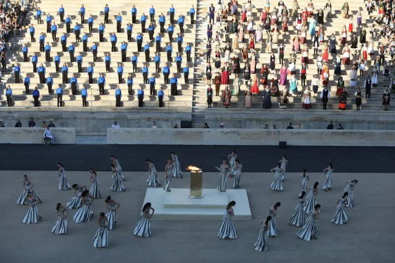 Франция получила Олимпийский огонь на церемонии в Афинах