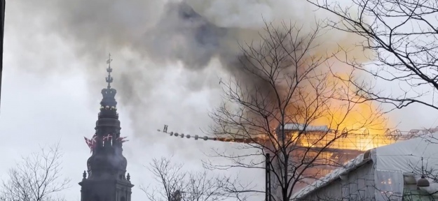 Огнем разрушило крышу: в Копенгагене произошел масштабный пожар в здании биржи Берсен
