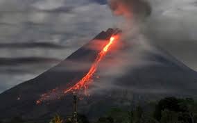 В Индонезии проснулся вулкан Ибу: пепел накрыл 16 сел, людям выдают защитные маски