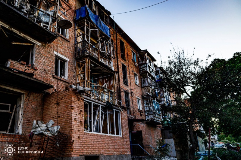 Есть пострадавшие, разрушены 3 многоэтажки и 7 частных домов: РФ атаковала Винницкую область дронами