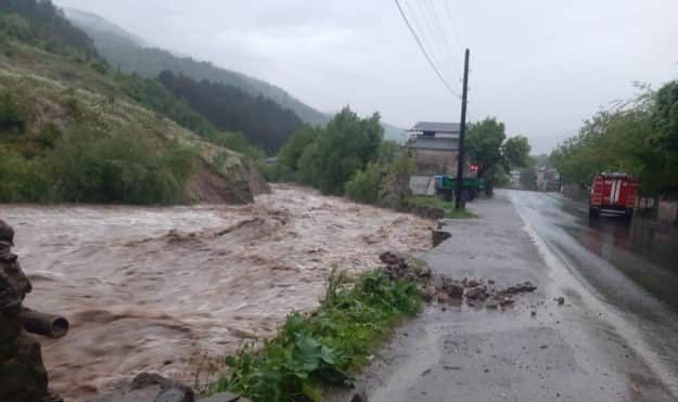 Есть погибшие: сильное наводнение в Армении разрушило мосты и дороги