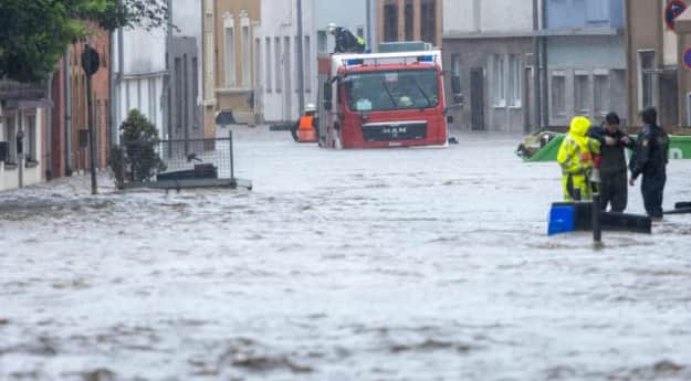 В западной Германии после обильных ливней произошли наводнение и оползни: началась эвакуациия населения