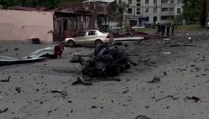 Не менее 10 раненых, одному мужчине ампутировали ноги: РФ нанесла удар авиабомбой по Харькову