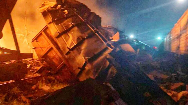 Ночью россияне ударили по железной дороге в Харьковской области: разворотило колеи, здания и вагоны