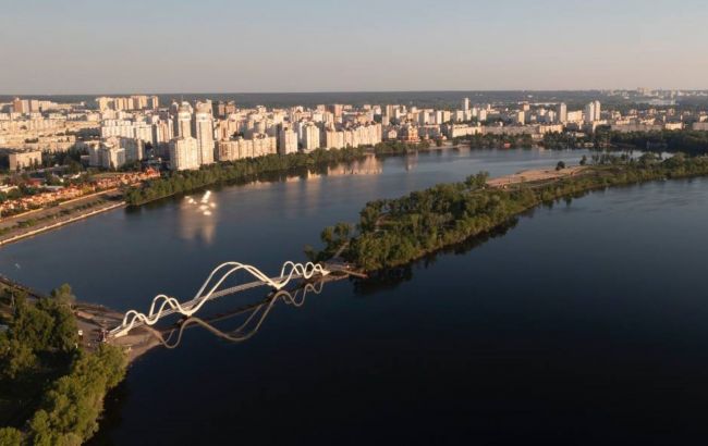 В Киеве на Оболони открыли для горожан мост-волну
