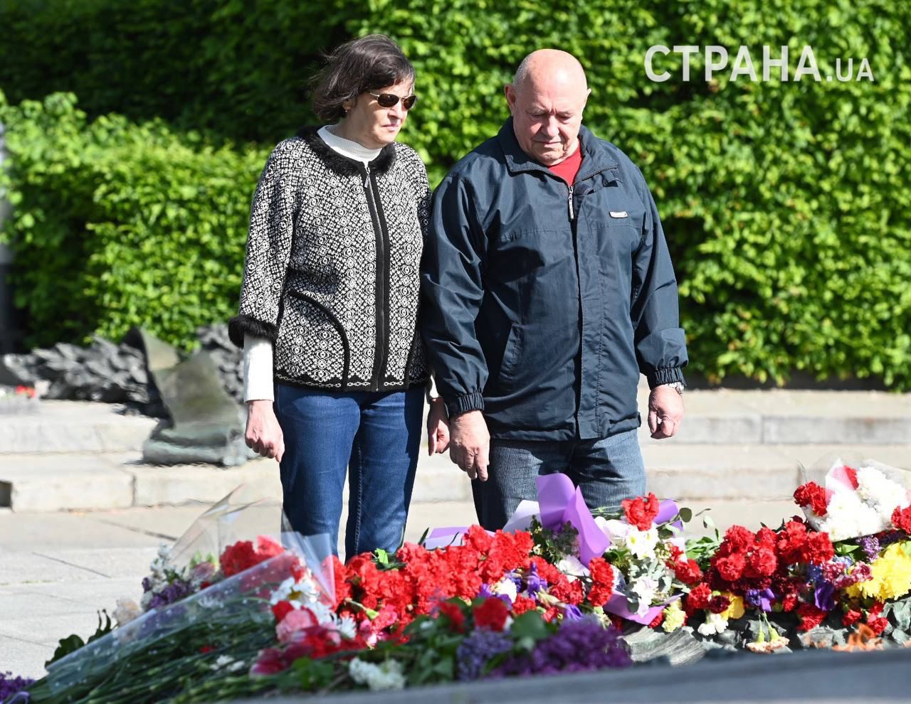 Киевляне 9 мая несут цветы к Вечному огню в парке Славы