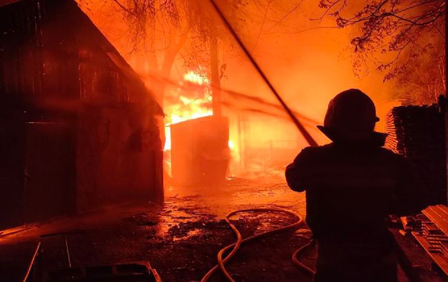 Ночью в Николаеве горело деревообрабатывающее предприятие