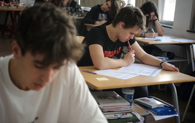 Кабмин Украины опубликовал правила программы, по которой парни-студенты смогут уезжать за границу
