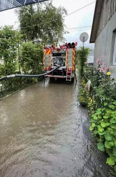 В Чернигове прошел сильный ливень: дороги в городе затопило, падали столбы и деревья