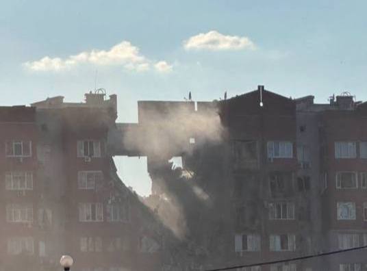 В Днепре прогремели взрывы и рухнули несколько этажей жилого дома: 5 раненых, один человек погиб