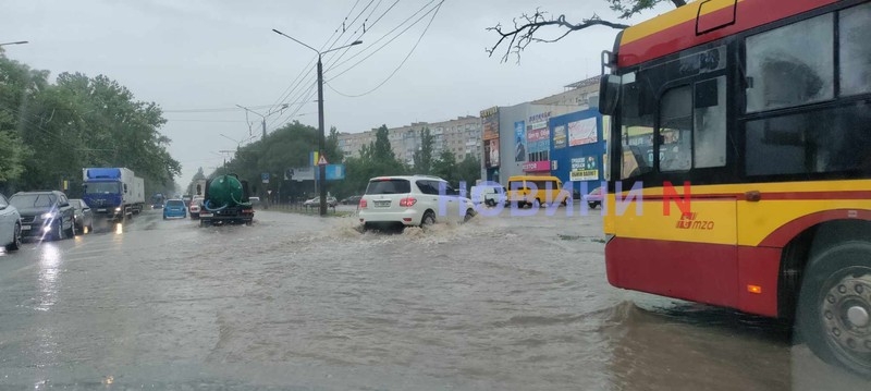 В Николаеве прошел мощный ливень: улицы затопило
