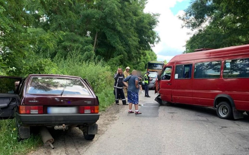 В Киевской области маршрутка с пассажирами столкнулась с легковушкой, есть пострадавшие