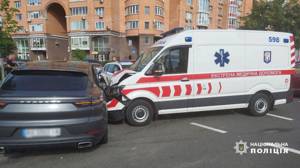 В Киеве попали в аварию авто Porsche и «скорая», которая ехала на вызов о ДТП