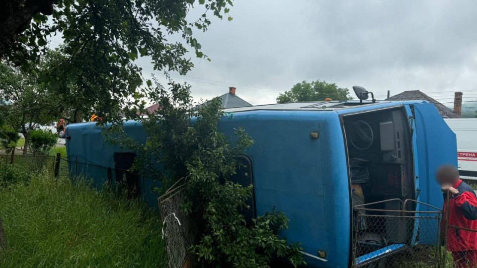 На Закарпатье перевернулся автобус с пассажирами: есть пострадавшие