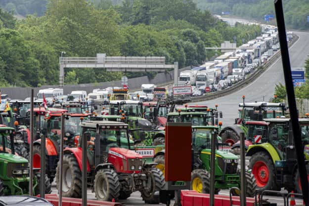 Испанские и французские фермеры заблокировали дороги вдоль границы между Испанией и Францией