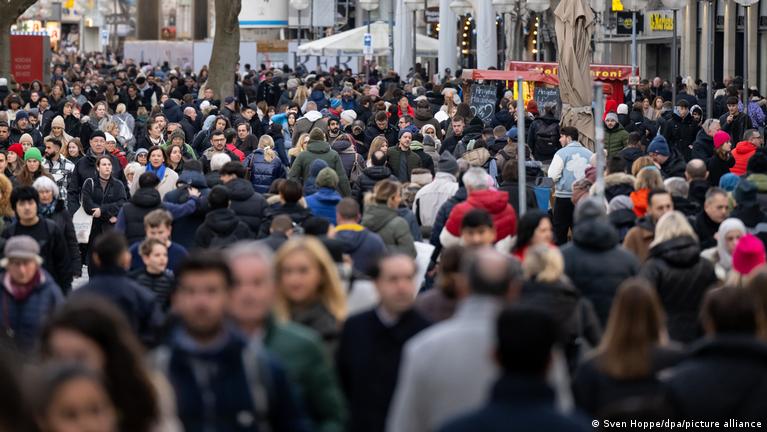 Жители Германии со средними доходами все больше влезают в долги &#8212; Bloomberg