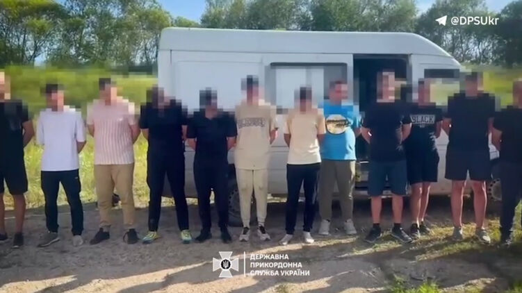 Сотрудники ГПСУ задержали 17 мужчин, которые пытались незаконно проехать в Венгрию