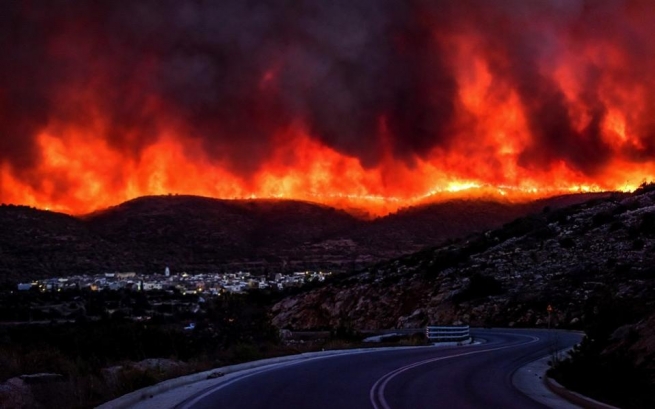 На греческом острове Хиос вспыхнул лесной пожар, эвакуируют деревню