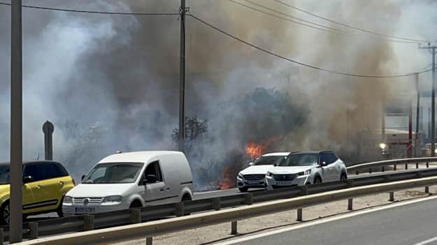 В Греции вспыхнули сразу несколько пожаров: огонь подбирается к домам