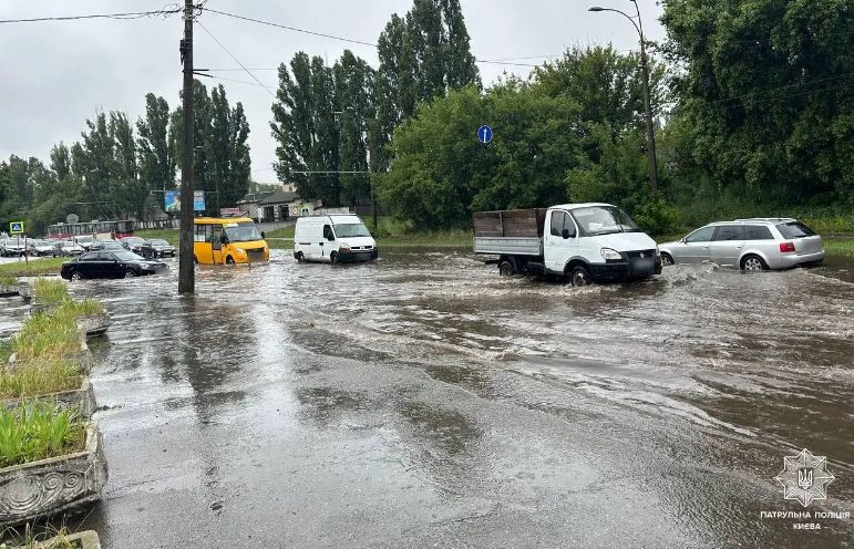Деревья упали на автомобили: в Киеве в течение суток 12 июня выпало рекордное количество осадков