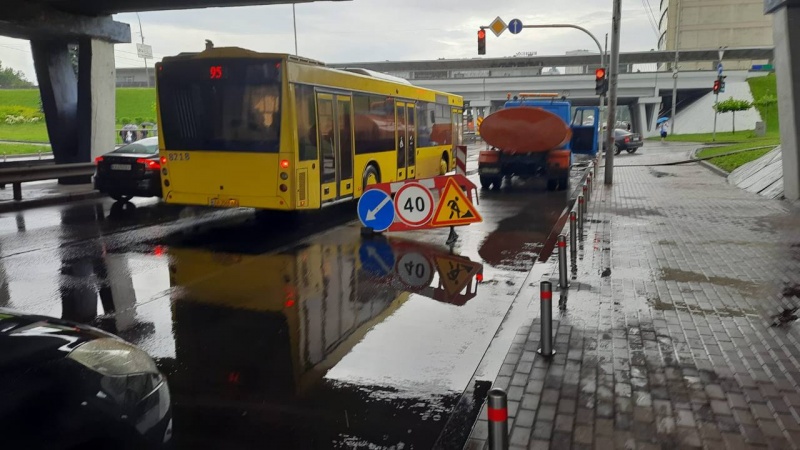 В Киеве начался сильный ливень: некоторые дороги затопило, движение транспорта приостановлено
