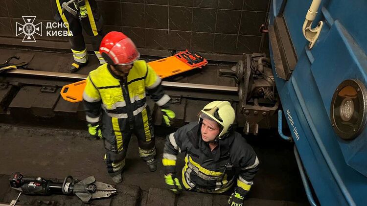 В Киеве мужчина попал под поезд метро: ему придавило ноги